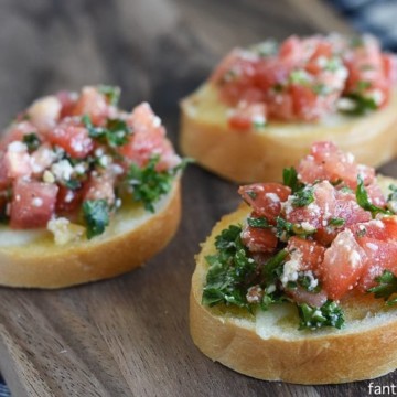 The BEST Bruschetta Recipe, EVER. It's a quick & easy appetizer that's PERFECT for a party!