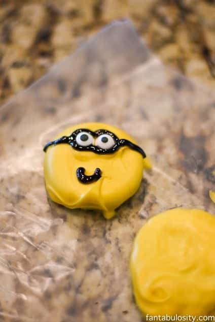 Minion Cookies DIY. I'm no cookie decorator, but I can do these! https://fantabulosity.com