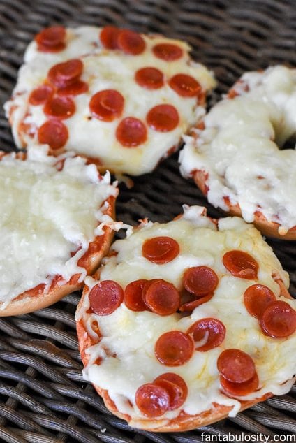 Bagel Pizzas - Kid Friendly Recipe. Ready in 15 minutes and PERFECT for a quick weeknight meal! http://fantabulosity