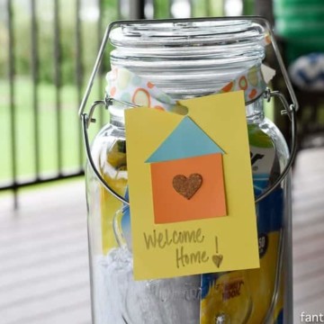 DIY House Warming Gift Ideas. Mason Jar Drink dispenser with all of those "always need," items when moving in! Awesome! https://fantabulosity.com