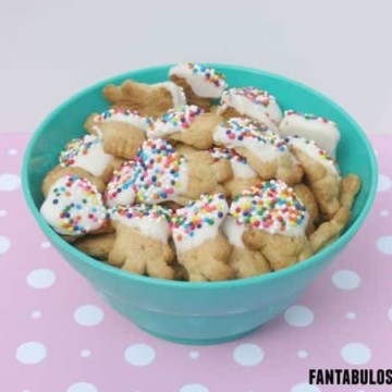 Now THESE are cute! Chocolate Covered Teddy Bear Graham Crackers! Perfect for a birthday party or after school snack! https://fantabulosity.com