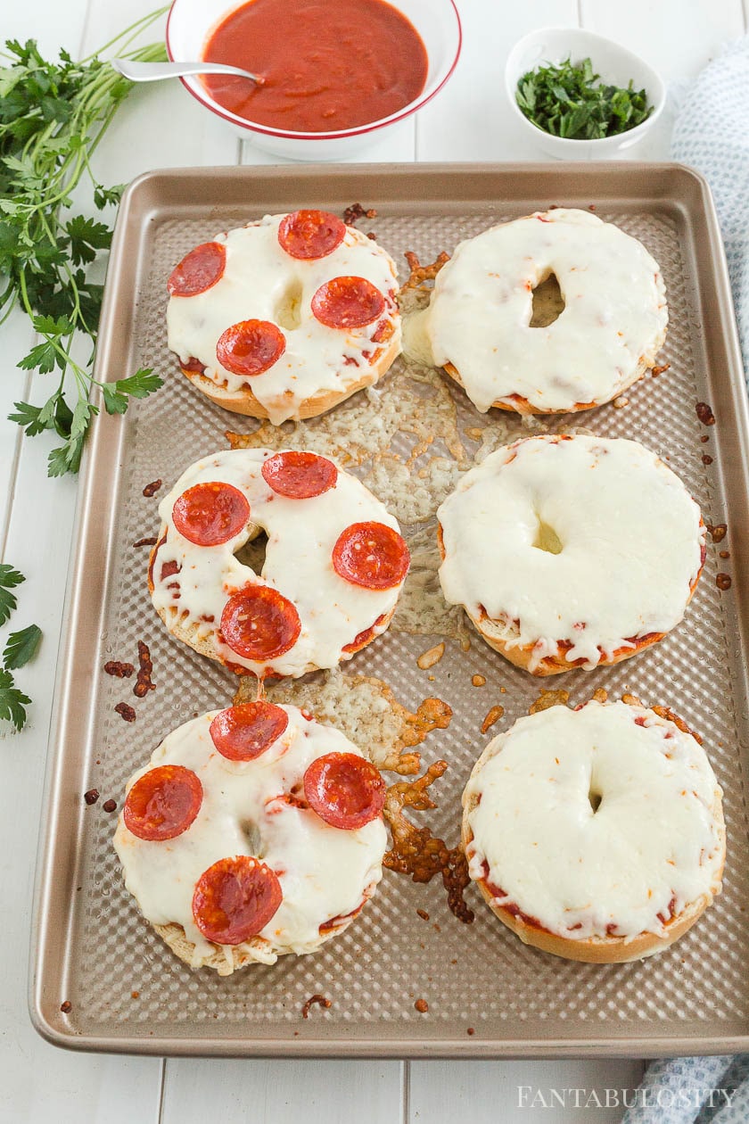 Baked bagel pizzas