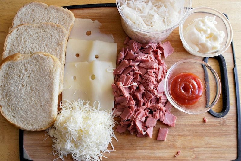 OMG!!! Creamy Reuben Sandwich Dip. This is the perfect appetizer for super bowl, or any party. https://fantabulosity.com