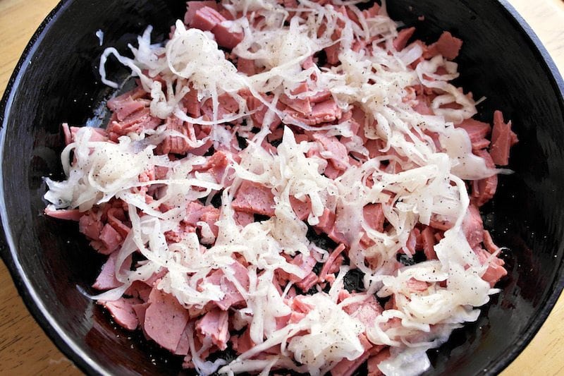 OMG!!! Creamy Reuben Sandwich Dip. This is the perfect appetizer for super bowl, or any party. https://fantabulosity.com
