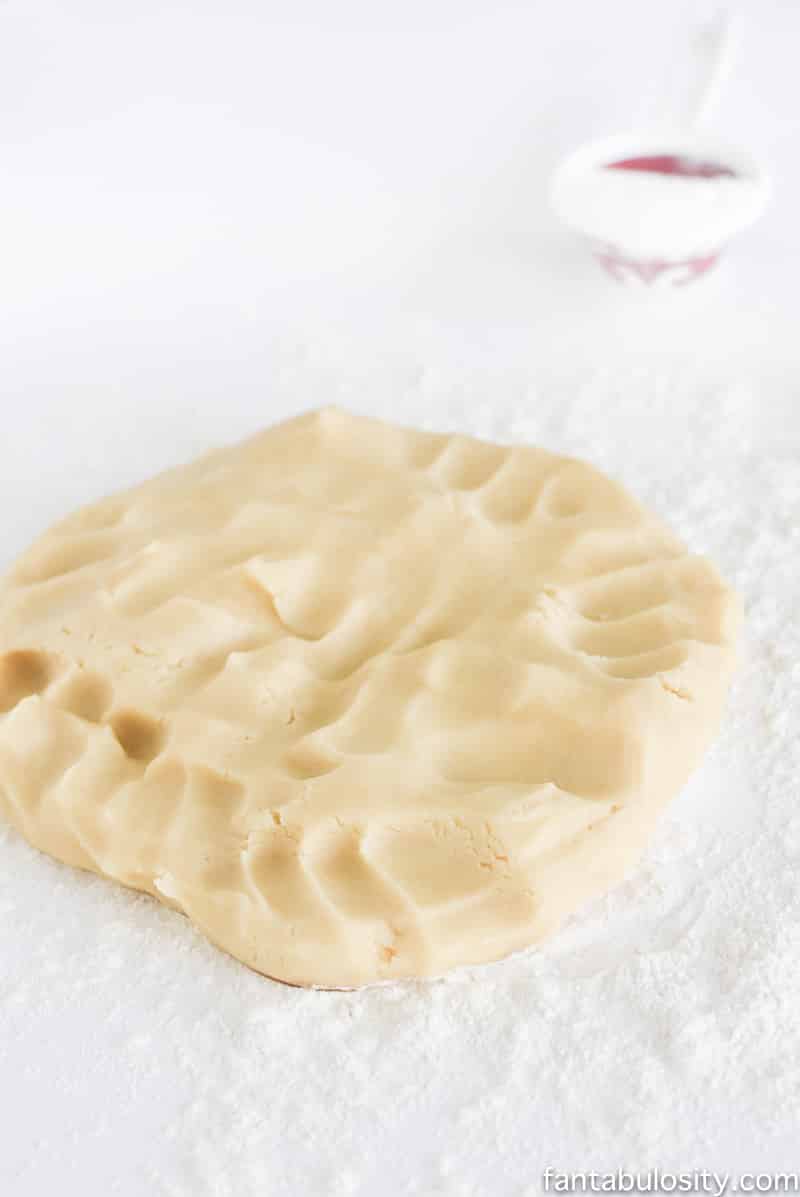 Easy Sugar Cookie Recipe. Great for cut out cookies and decorating!!! Best Sugar Cookies for Decorating AND eating!