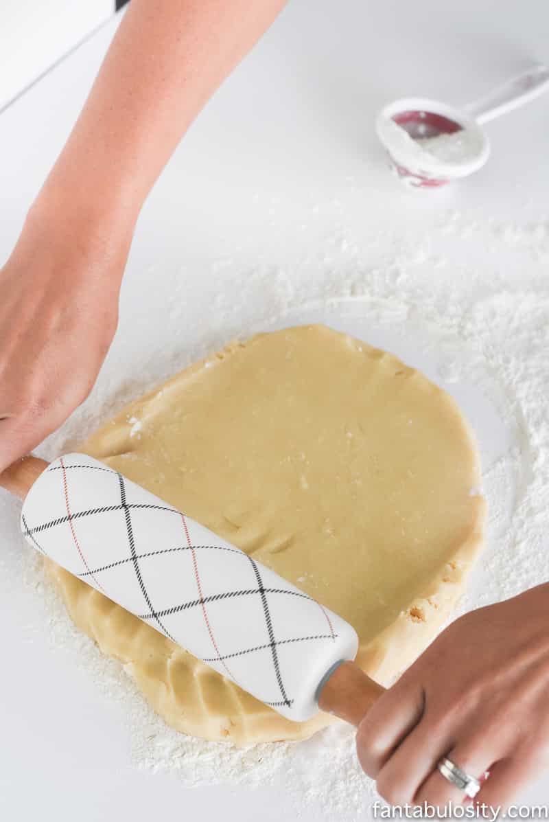 Easy Sugar Cookie Recipe. Great for cut out cookies and decorating!!! Best Sugar Cookies for Decorating AND eating!