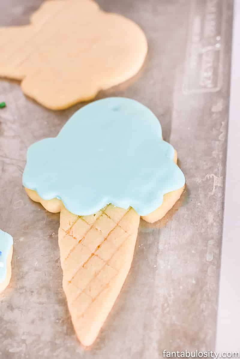 Use fondant to decorate cookies instead of icing! So much easier and SO cute!