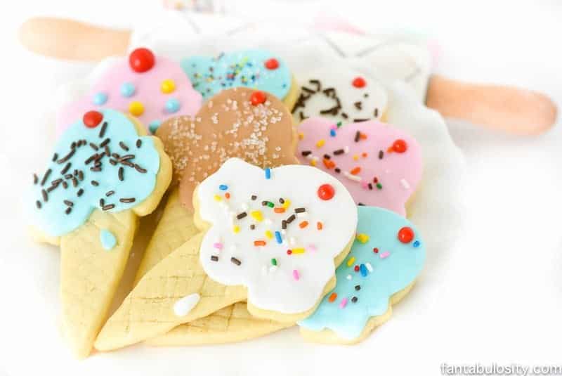OMG SOOO cute! Ice cream cone sugar cookies! Using fondant instead of icing is so much easier!