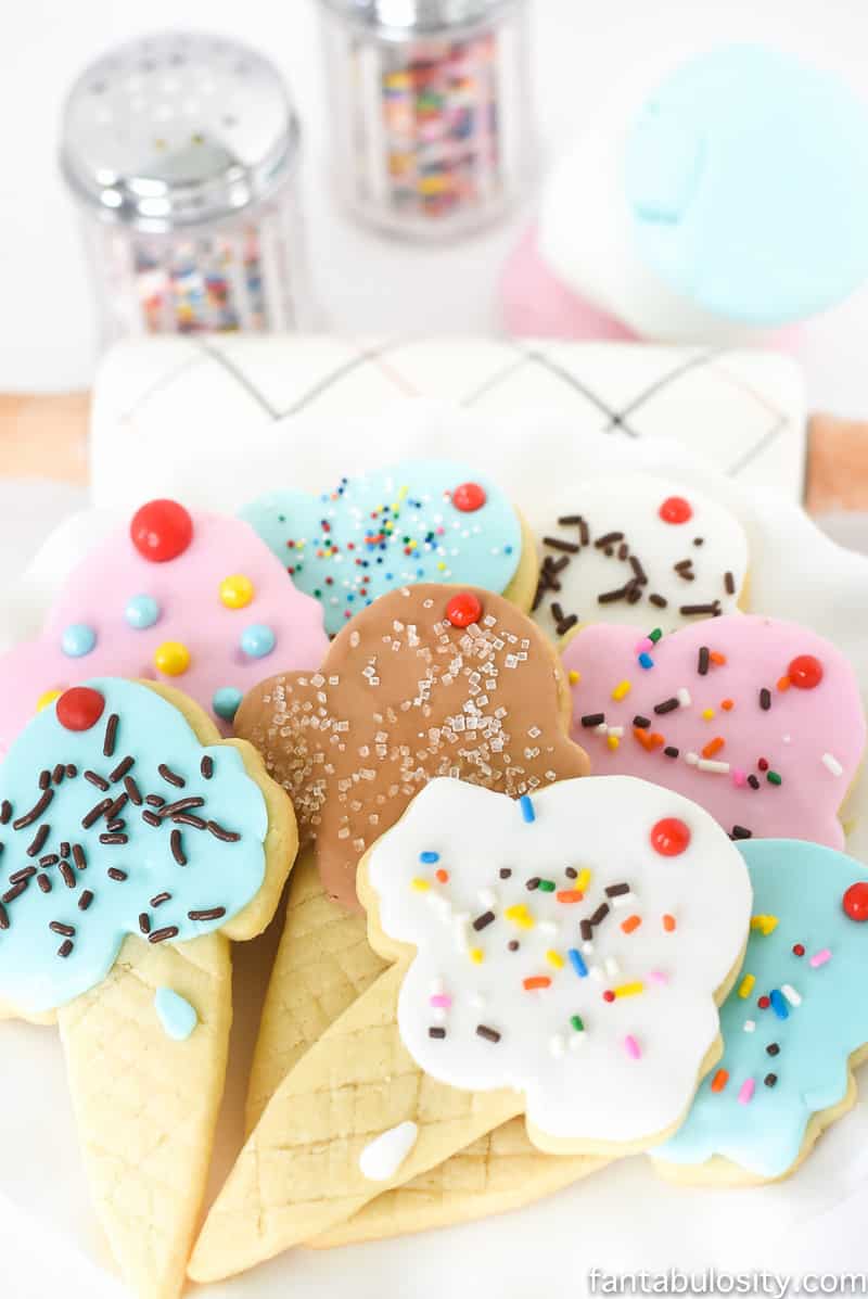 OMG how cute are these for an ice cream party!! It's just fondant, and you don't have to know how to decorate! So cool. Ice Cream Cone Sugar Cookies!