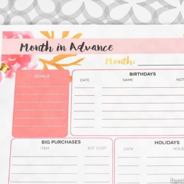 Month in Advance, at a Glance! Free printable to keep track of what's ahead next month. LOVE this.