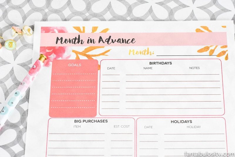 Month in Advance, at a Glance! Free printable to keep track of what's ahead next month. LOVE this.