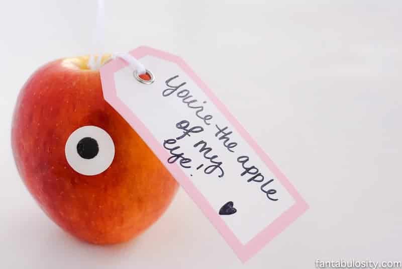 So cute and easy! "You're the apple of my eye," Valentine's Day idea for kids, husband, boyfriend, or anyone! Love this.