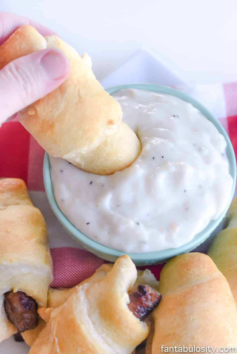 This is brilliant! An easy way to serve biscuits and gravy as a finger food for a party! Brunch and Breakfast Finger Food Recipe - Sausage Biscuit Dippers