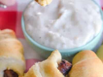 This is brilliant! An easy way to serve biscuits and gravy as a finger food for a party! Breakfast and Brunch Finger Food Recipe - Sausage Biscuit Dippers