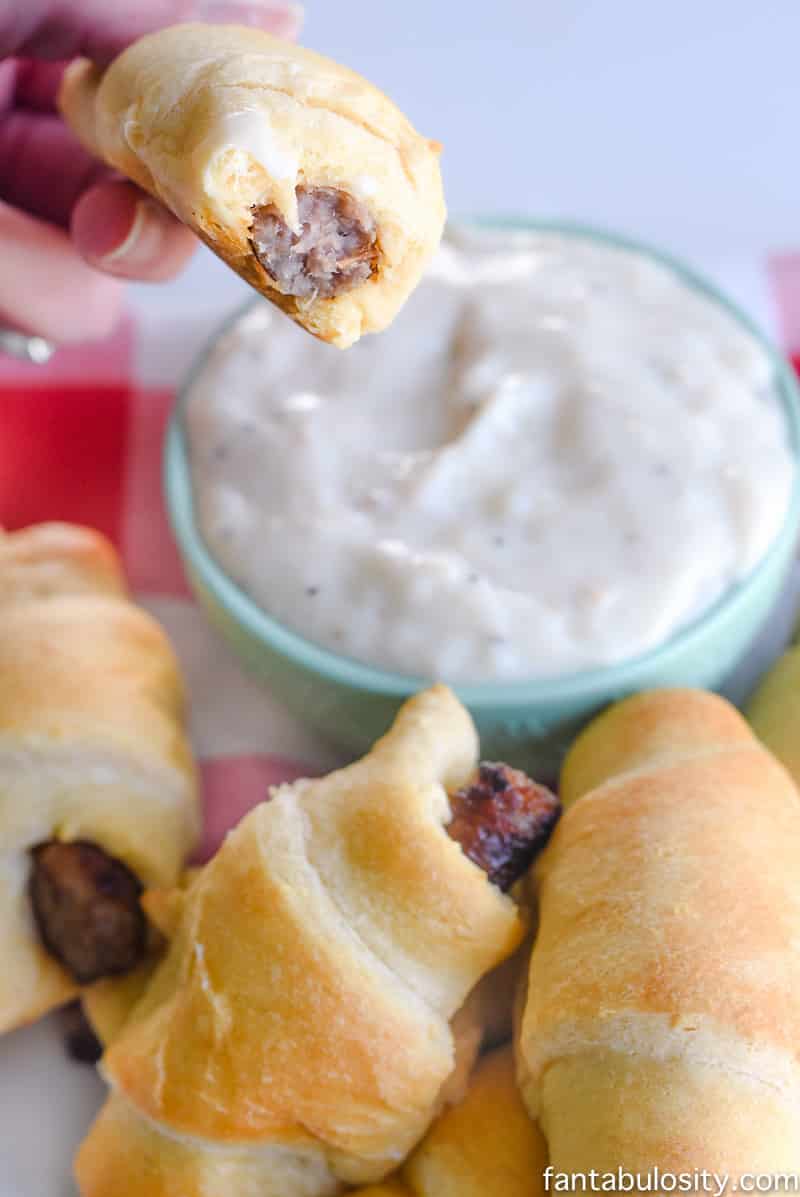 This is brilliant! An easy way to serve biscuits and gravy as a finger food for a party! Breakfast and Brunch Finger Food Recipe - Sausage Biscuit Dippers