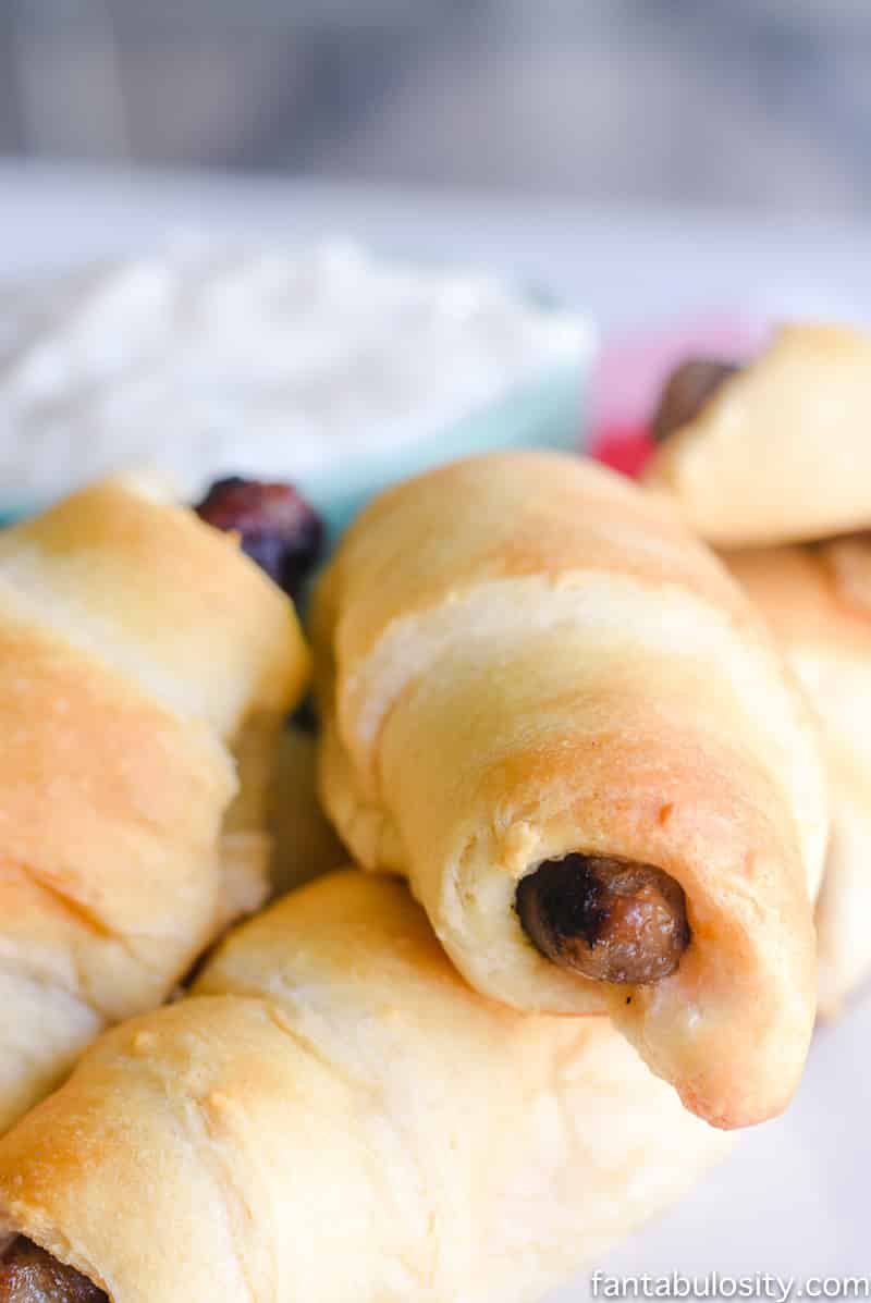 This is brilliant! An easy way to serve biscuits and gravy as a finger food for a party! Brunch and Breakfast Finger Food Recipe - Sausage Biscuit Dippers