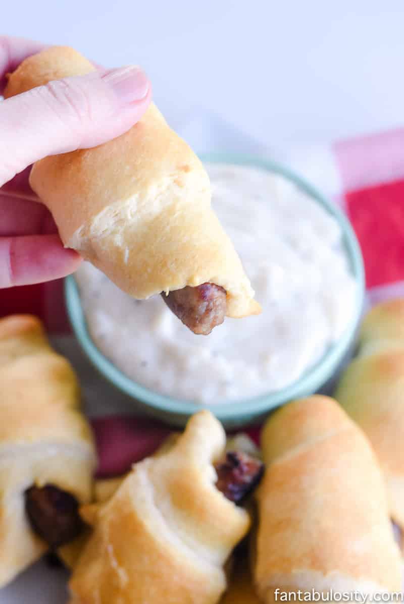 This is brilliant! An easy way to serve biscuits and gravy as a finger food for a party! Brunch and Breakfast Finger Food Recipe - Sausage Biscuit Dippers