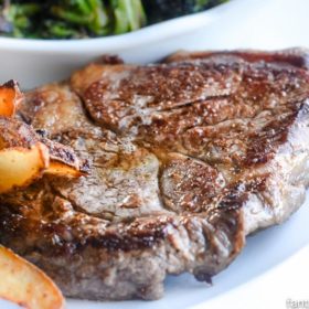  Wie man Steak im Ofen kocht! RezeptDas war so einfach und unglaublich, mit der gebräunten Butter! Einfaches Steak Rezept: Pfanne gebraten und im Ofen Foto