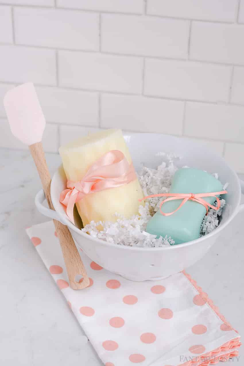 DIY Housewarming Gift Basket Ideas: Love how it includes things that you need right when moving in, to help out! Plus a little decor to make it homey!