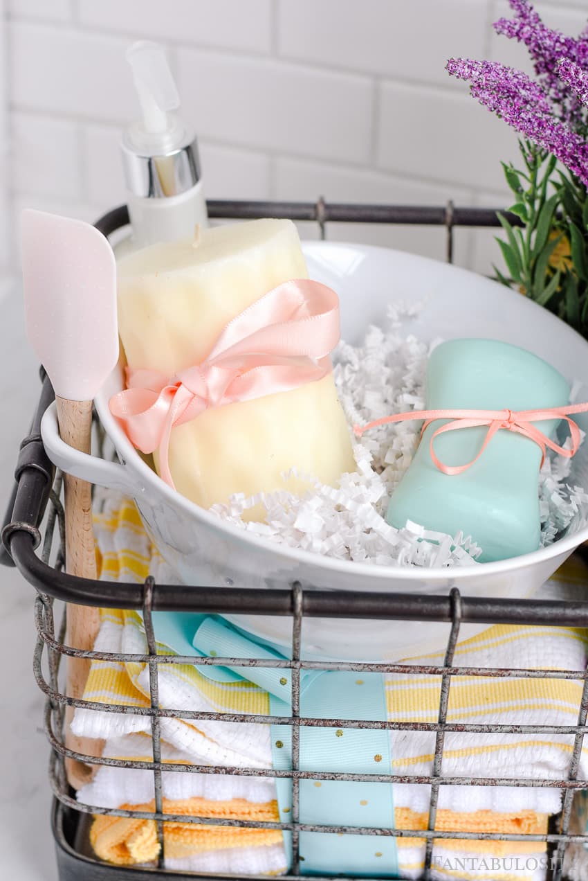 DIY Housewarming Gift Basket Ideas: Love how it includes things that you need right when moving in, to help out! Plus a little decor to make it homey!