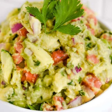 Simple 4-Ingredient Guacamole Recipe - Easy Dip Tutorial - The Dinner-Mom