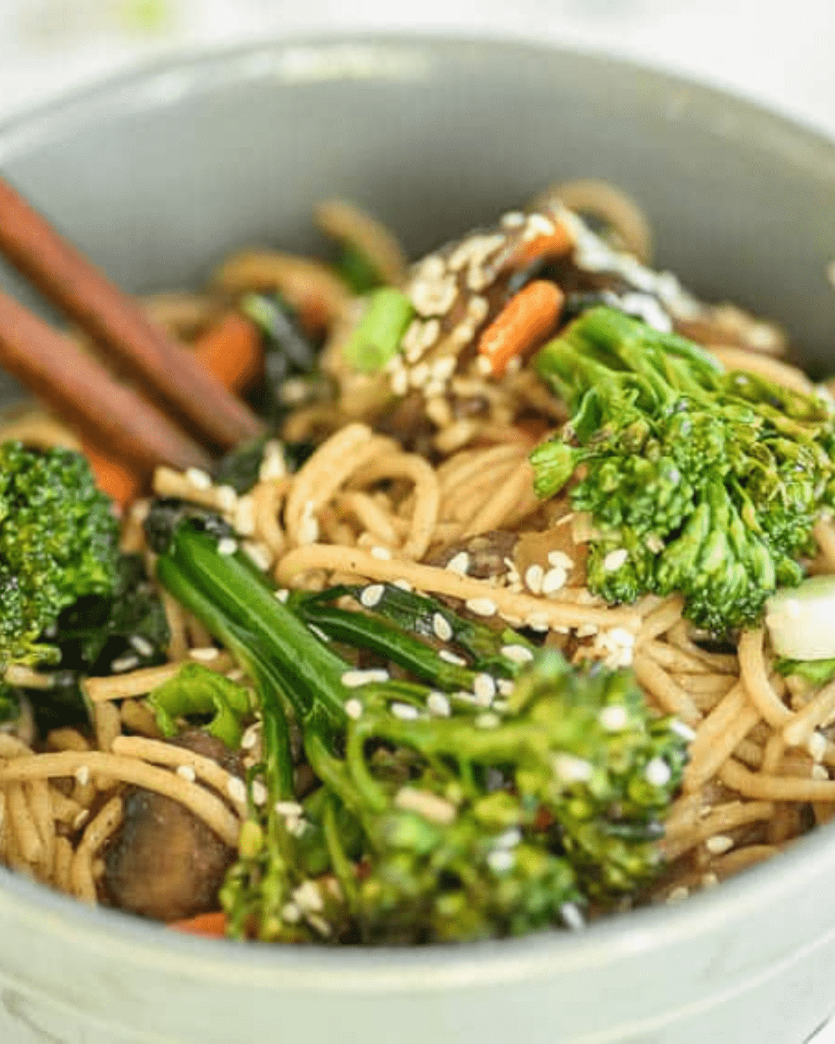 Vegan noodle bowls with broccoli and sesame seeds