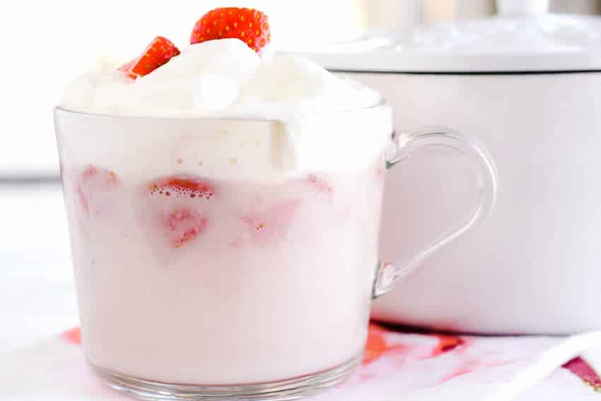 https://fantabulosity.com/wp-content/uploads/2018/01/Hot-Strawberry-Smoothie-12.jpg