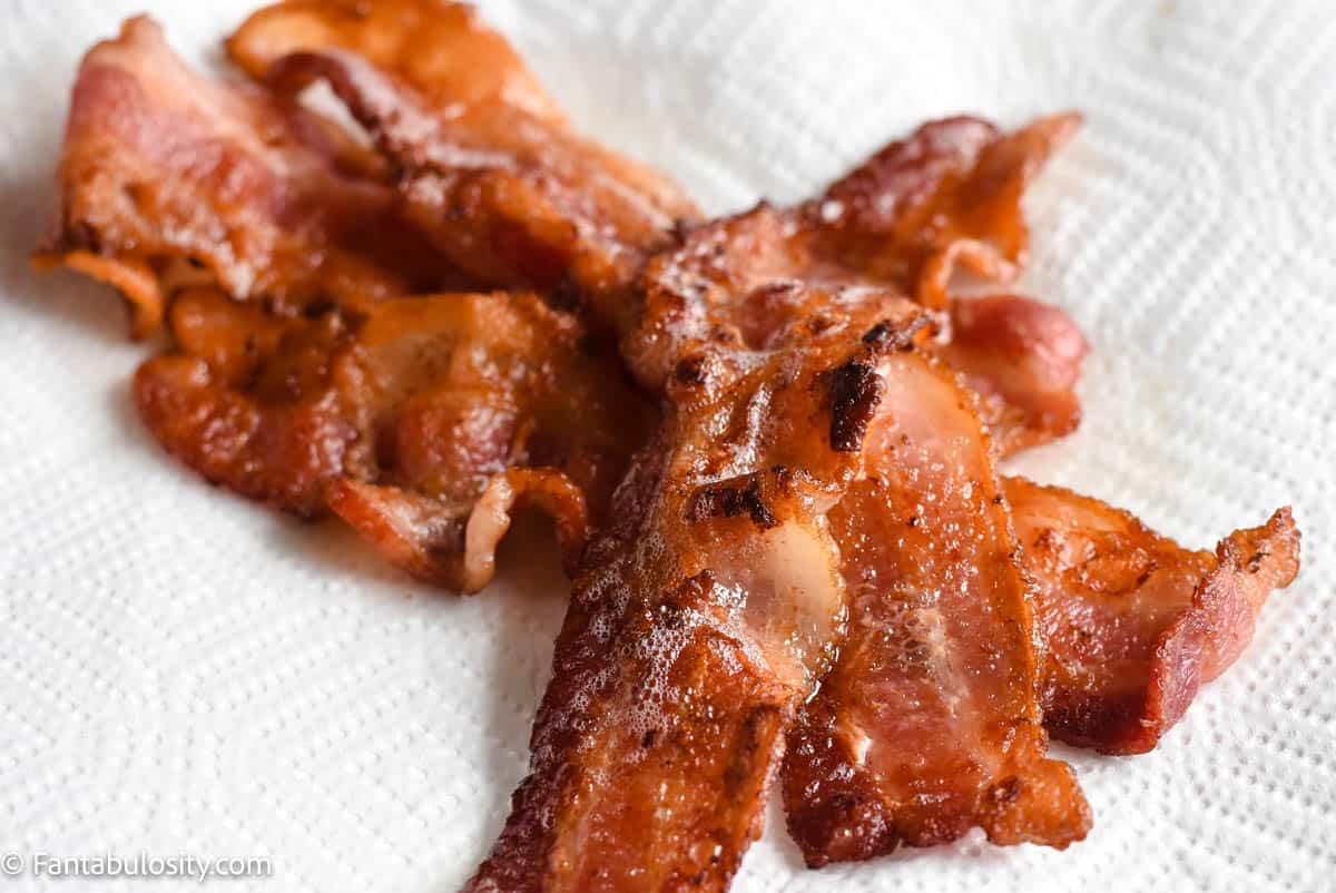 Cooked bacon slices on papertowel