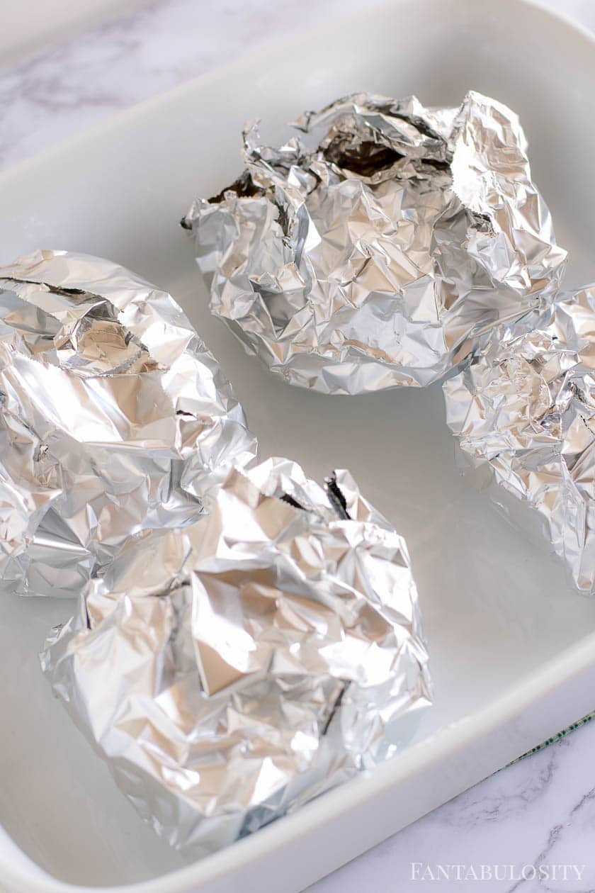 How to Cook Hamburgers With Aluminum Foil on a Gas Grill