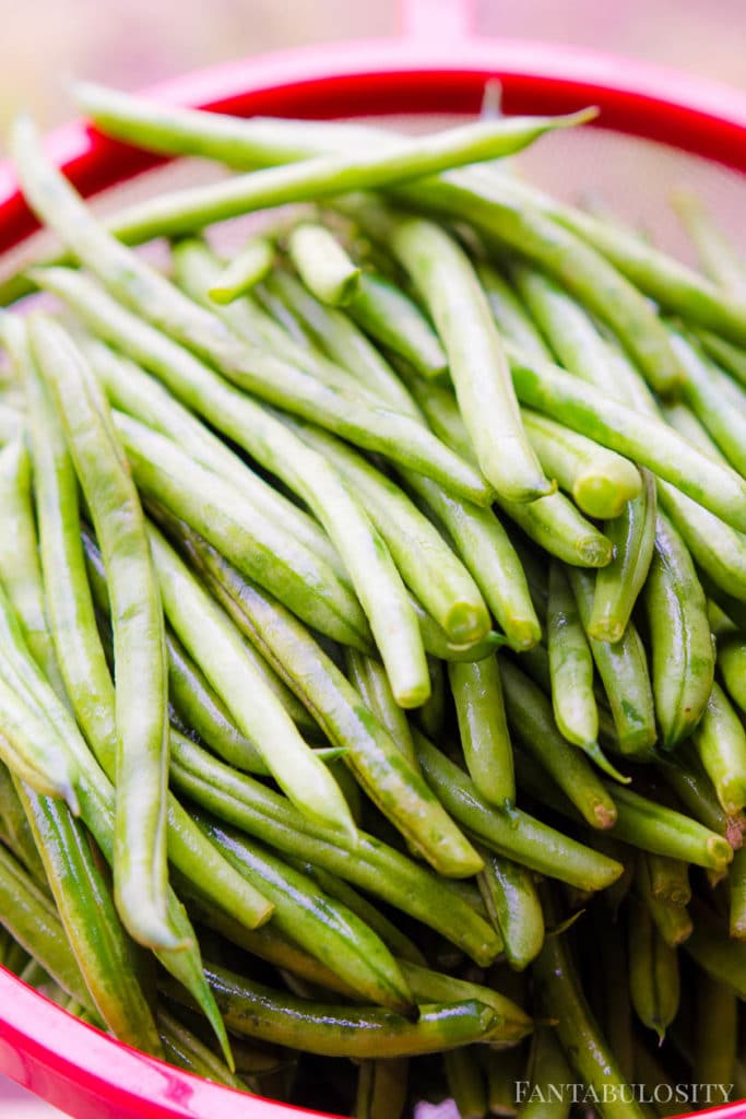 Long raw, uncooked green beans