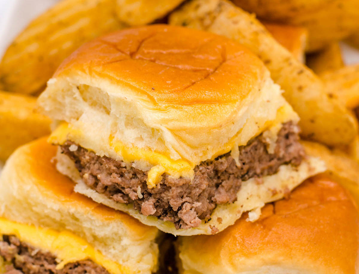 Easy Cheeseburger Sliders with Hawaiian Rolls - Fantabulosity