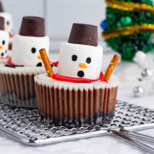 Cheesecake cups are decorated to look like melting snowmen