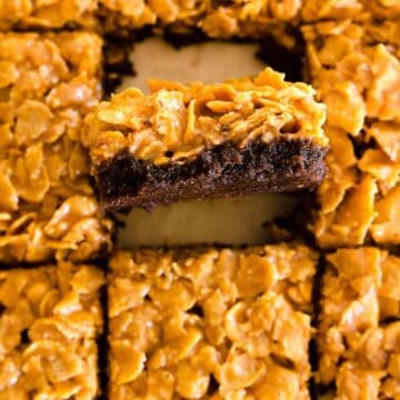 A cornflake brownie propped up around other brownies.