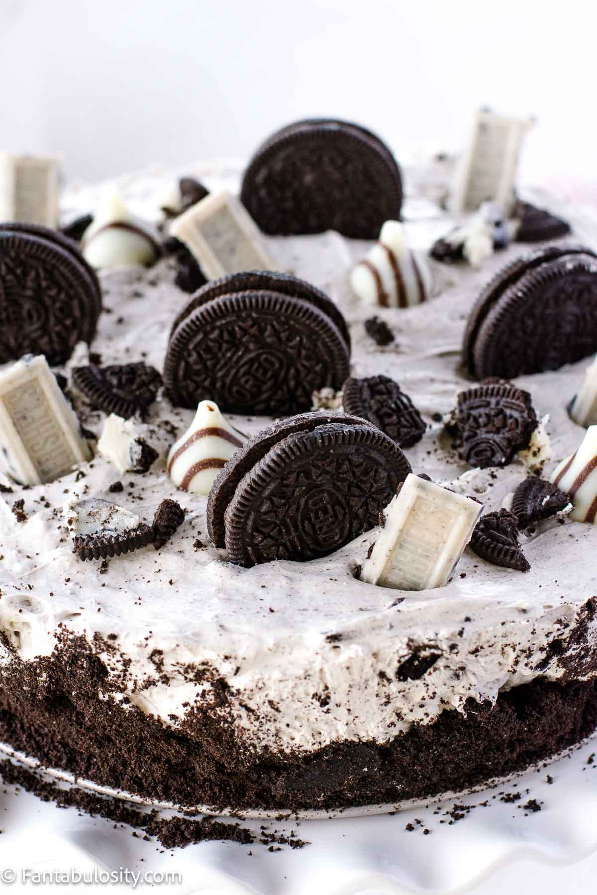 No bake Oreo cheesecake on cake stand.