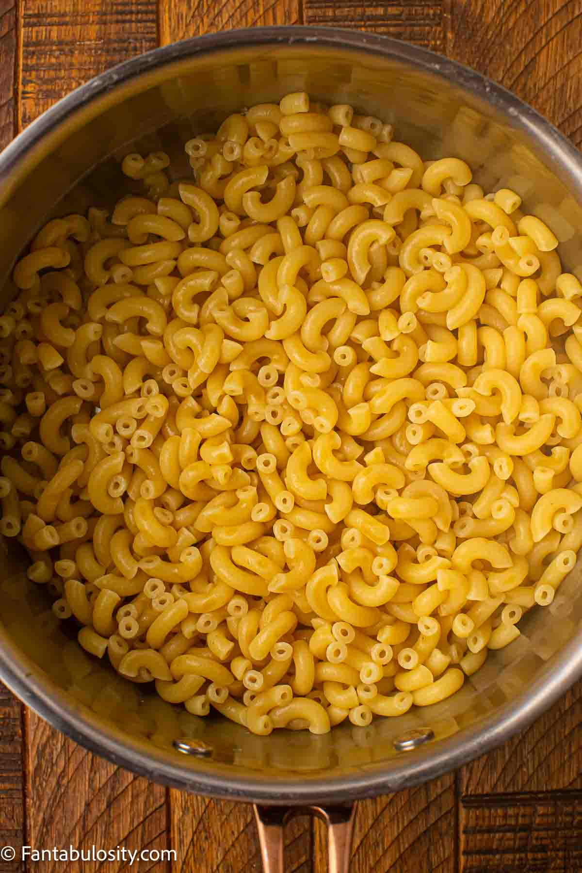 Cooked macaroni in a dutch oven.